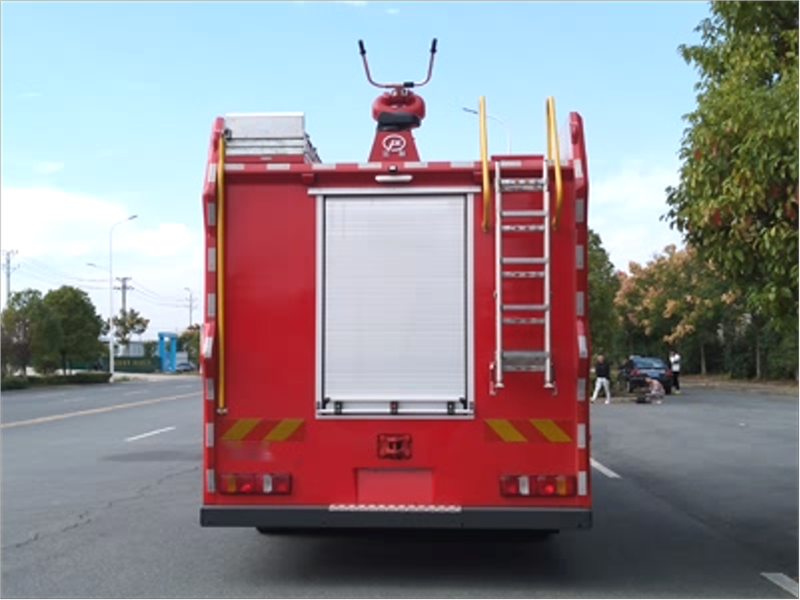 汕德卡7噸泡沫消防車