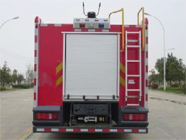 汕德卡5噸壓縮空氣泡沫消防車
