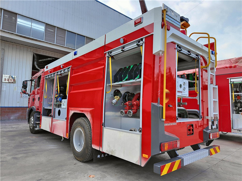 豪沃7噸干粉泡沫聯(lián)用消防車