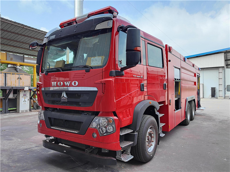 豪沃7噸干粉泡沫聯(lián)用消防車
