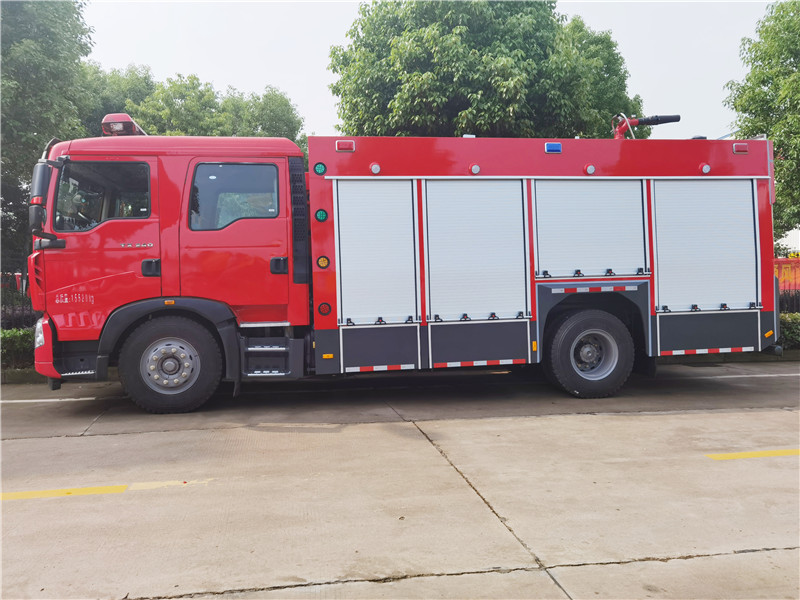 豪沃6噸水罐消防車