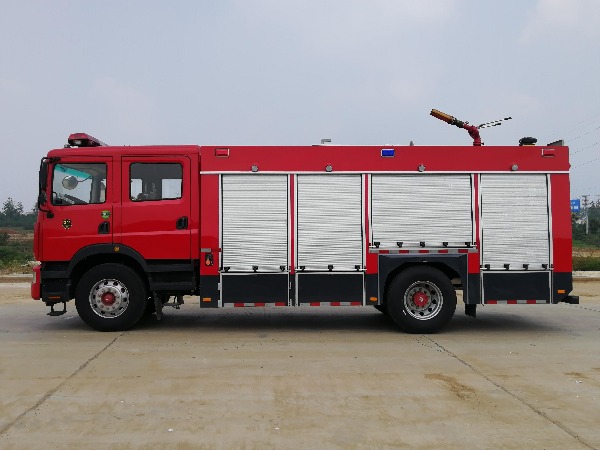 東風7噸水罐消防車
