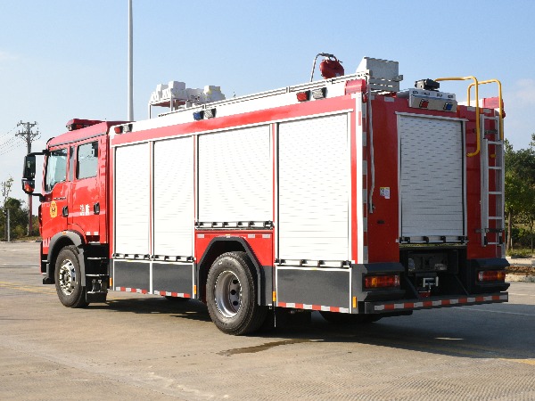 豪沃5噸壓縮空氣泡沫消防車
