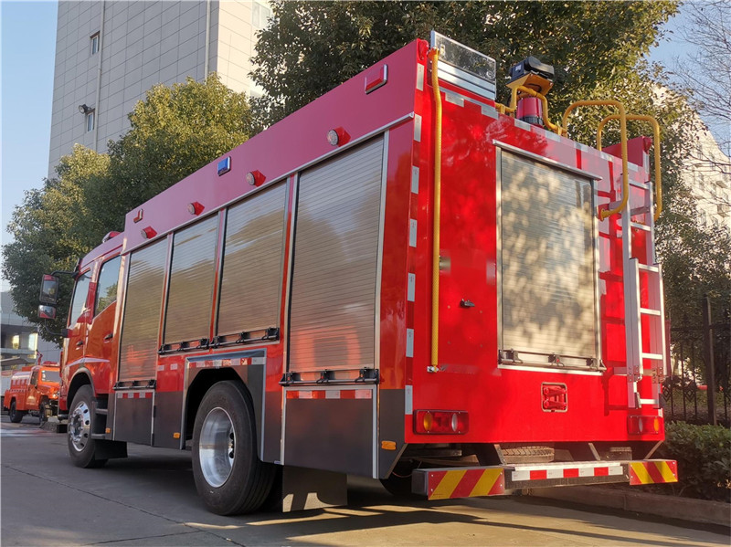 東風5.5噸泡沫消防車