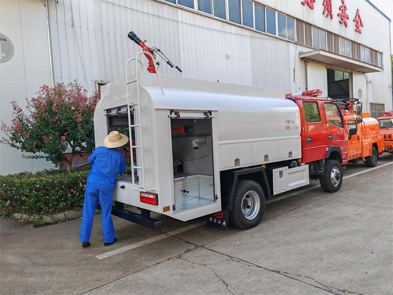 四驅5噸消防灑水車