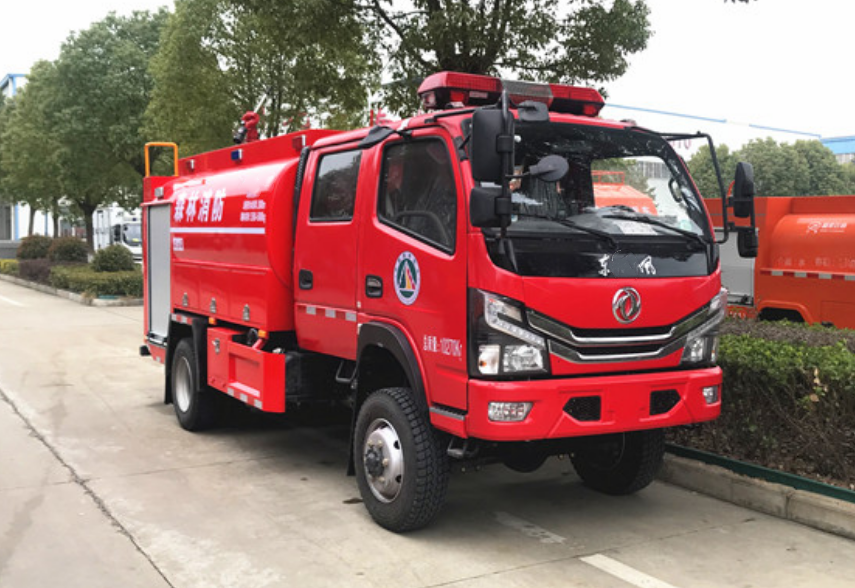 東風4.5噸四驅(qū)消防灑水車