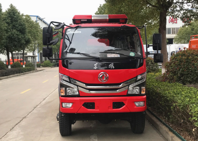 東風4.5噸四驅(qū)消防灑水車