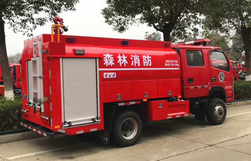 東風4.5噸四驅(qū)消防灑水車