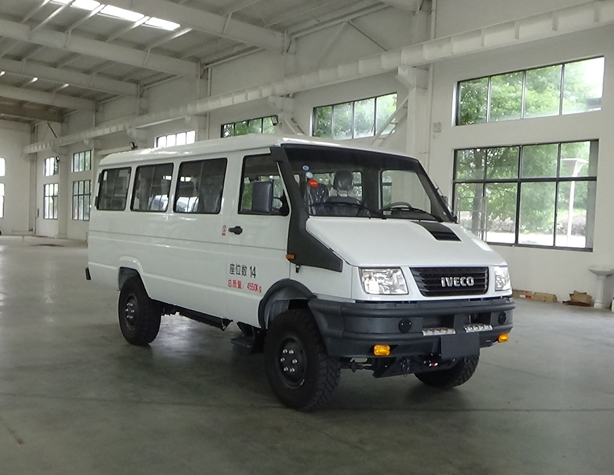 依維柯四驅(qū)運(yùn)兵車（14人）